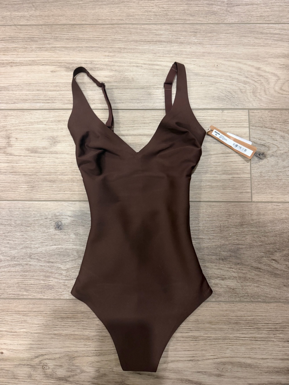 SKIMS Cocoa CORE SCULPT PLUNGE THONG BODYSUIT - Picture 2 of 4